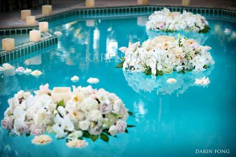 pool side reception decor Floating Pool Flowers, Floating Pool Decorations, Floating Flower Arrangements, Wedding Flowers Candles, Pool Wedding Decorations, Elegant Backyard Wedding, Pool Wedding, Floating Flowers, Pool Decor