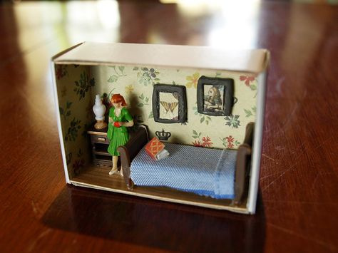 Matchbox house miniature www.suitcasedollhouse.com Matchbox Dollhouse, Matchbox House, Matchbox Crafts, Altered Tins, Matchbox Art, Miniature Rooms, Altered Boxes, House Miniature, Miniature Crafts