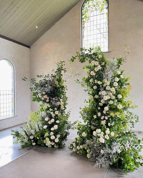 Backdrop Wedding Ideas, White Flower Arch, Wedding Ceremony Florals, White Wedding Arch, French Chateau Wedding, Floral Arch Wedding, Wedding Planning Decor, Arch Flowers, Ireland Wedding