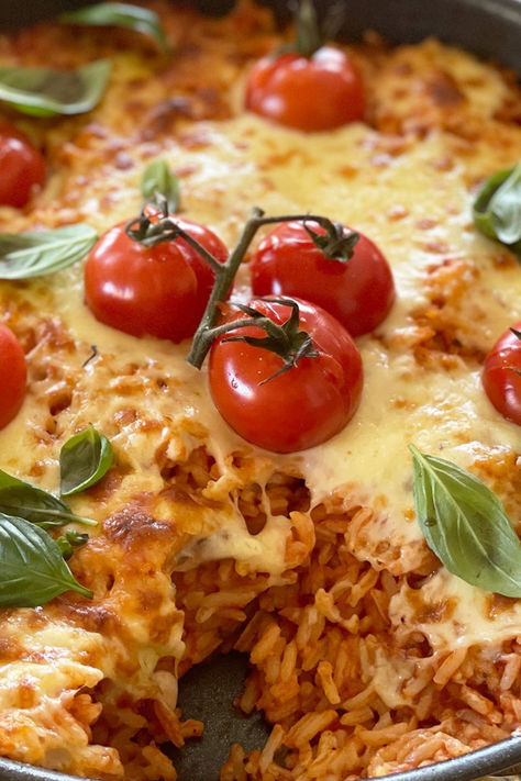 Yes, this is a side dish but with its lovely crispy base and a cheesy top this speedy one-pan margherita rice bake could well and truly outperform the main dish. It has all the much-loved flavours of a classic margherita pizza, but we’ve swapped the dough base with fluffy white rice. We’ve used long grain rice in this recipe, but you can use any unflavoured microwave rice you like. This 15-minute meal is perfect for a weeknight dish and will definitely become a regular on your meal list. Rice Bake Vegetarian, Pizza Rice, Flavoured Rice Recipes, Rice Bake, Italian Rice Recipes, Savoury Rice Recipe, Flavored Rice Recipes, Rice Bake Recipes, Italian Beef Stew