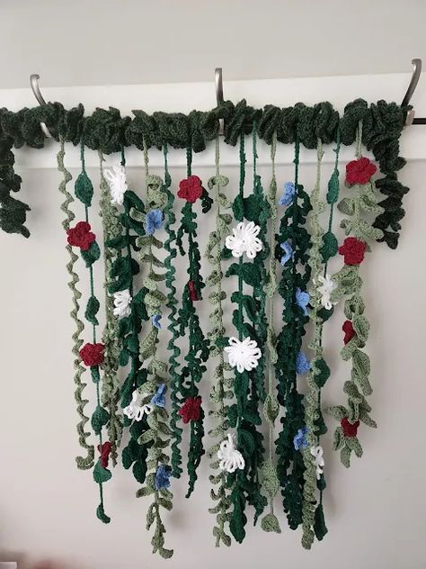 Crochet Vine Pattern, Crochet Hanging Flowers, Crochet Wall Hanging, Crochet Wall Art, Crochet Hanging, Crochet Garland, Bikinis Crochet, Confection Au Crochet, Crocheting Ideas