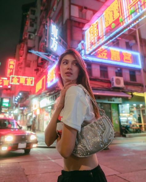 Tokyo Night Portrait, Seoul Photoshoot Ideas, Japan Photoshoot Aesthetic, Hongkong Photo Ideas, Hong Kong Photo Ideas, Japan Photoshoot Ideas, Taiwan Photoshoot, Hong Kong Photoshoot, Chinatown Photoshoot