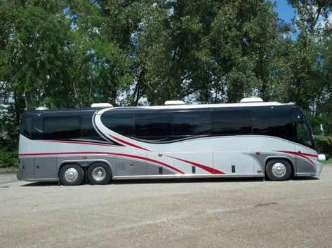 2003 MCI Entertainer Bus | Buses For Sale Tour Buses For Sale, Buses For Sale, Detroit Diesel, Talking On The Phone, Entertaining Area, Diesel Engine, Automatic Transmission, Buses, Motorhome