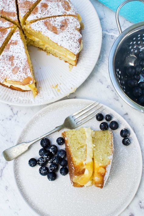 Lemon mascarpone cake is the easiest Victoria sponge cake! Make in 1 bowl, then sandwich together with a 2-ingredient mascarpone lemon cream. It's delicious, but impressive! #lemoncake #cake #dessert #lemoncurd #mascarponecheese #victoriasponge #victoriasandwich #britishcakes #scrummylane Lemon Mascarpone Cake, Easy Layer Cake, Lemon Mascarpone, Mascarpone Cake, Mascarpone Filling, Desert Dessert, Victoria Sponge Cake, Vanilla Sponge Cake, Mascarpone Cream