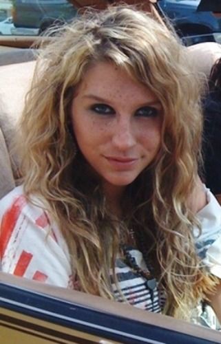 Wave perm hair Kesha 2000s, Kesha Warrior, Kesha Tik Tok, 2010s Celebrities, Kesha Animal, Camp Clothes, New Hair Styles, Trend Hairstyles, Kesha Rose