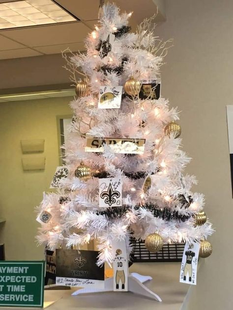 New Orleans Saints Christmas Tree. #Whodat Football Christmas Tree, New Orleans Christmas, Diva Den, Football Christmas, Saints Football, Christmas Tree Ideas, Diy Garland, Neutral Color Scheme, New Orleans Saints