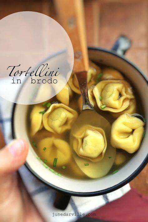 Easy Italian Tortellini in Brodo Soup Italian Tortellini, Bisque Soup Recipes, Tortellini In Brodo, Valentines Food Dinner, Dessert Pasta, Stuffed Pasta, Easter Dinner Recipes, Best Pasta Recipes, Pasta Soup