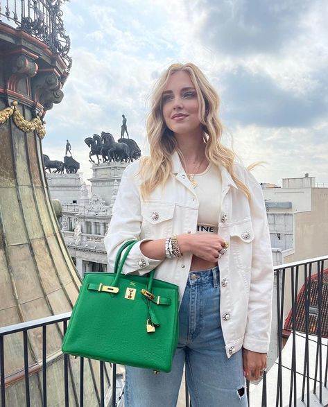 Green Bag Outfit, Lime Green Blouse, Luxury Outfit, Color Outfits, The Blonde Salad, Green Purse, Bag Trends, Green Bag, Hermes Birkin