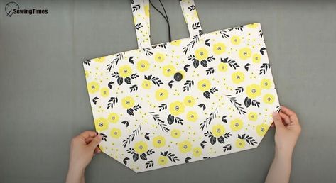 This tutorial will teach you how to make a foldable shopping bag for all your grocery needs. Diy Reusable Grocery Bags Foldable, Tote Bags Sewing Pattern, Sew A Tote Bag Easy, Foldable Reusable Grocery Bags Pattern, Handmade Shopping Bags, Sew Bag Easy, Diy Foldable Shopping Bag, Sewing Shopping Bags, Sew Shopping Bag