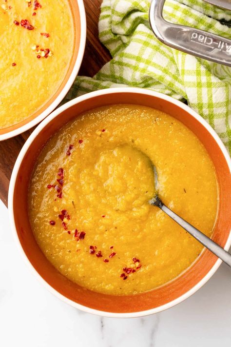 yellow squash soup vegan Squash Soup Vegan, Yellow Squash Soup, Vegan Stew Recipes, Soup Store, Yellow Squash Recipes, Vegan Stew, Vegan Grilling, Soup Vegan, Summer Veggies