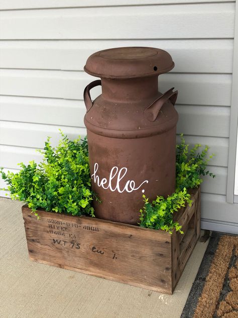 Porch Floral Ideas, Milk Can Diy Projects, Farm Decor Outside, Front Porch Ideas With Milk Can, Decorate Milk Cans, Refinishing Old Milk Cans, Front Yard Landscaping Rustic, Farm Porch Decor, Country Farmhouse Front Porch