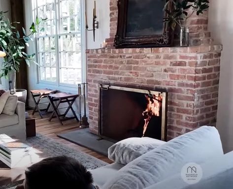 Chip And Joanna Gaines Living Rooms, Joanna Gaines Fireplace Ideas, Joanna Gaines Fireplace, Magnolia Living Room, Joanna Gaines Instagram, Joanna Gaines Living Room, Magnolia Market Joanna Gaines, Joanna Gaines Farmhouse, Chip Joanna Gaines