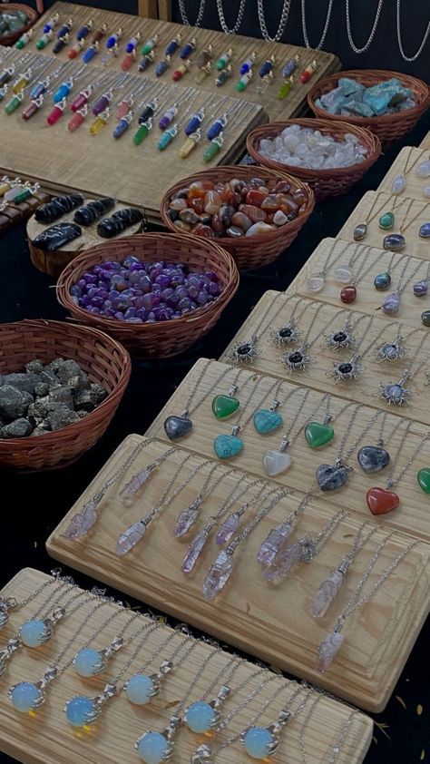 Flea Market Jewelry Display Ideas, Pendant Display Ideas, How To Display Jewelry For Sale, Crystal Vendor Booth, Crystal Market Stall, Jewellery Market Display, Jewelry Table Display Ideas, Jewellery Display Ideas Shops, Jewelry Market Displays