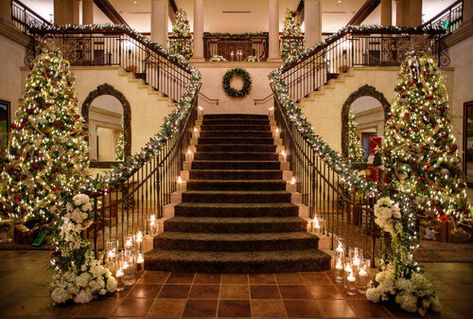 Staircase Wedding Ceremony, Grand Staircase Entrance, Foyer Christmas Decor, Wedding Staircase Decoration, Wedding Stairs, Christmas Entrance, Bloxburg Homes, Wedding Staircase, Christmas Entry