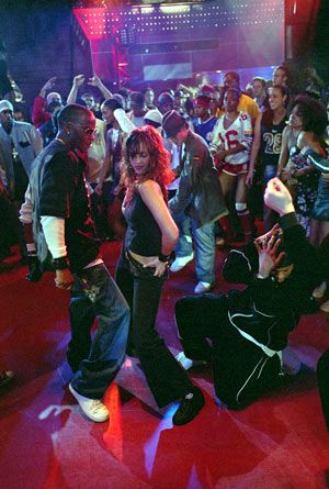 had a dance off and rocked it! =)  image from honey the movie Dancer Aesthetic Hip Hop, Honey 2003, Hiphop Aesthetic, Aesthetic Hip Hop, Jessica Alba Outfit, Good Luck Chuck, Dance Hip Hop, 90s Dance, Save The Last Dance