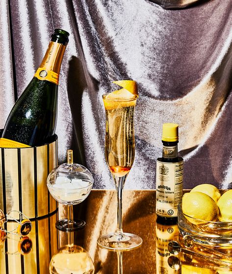 image Popular Bar Drinks, Sparkling Wine Drinks, Wine Recipes Drink, Cheap Champagne, Champagne Punch, Champagne Cocktails, Bitter Lemon, Best Champagne, French 75