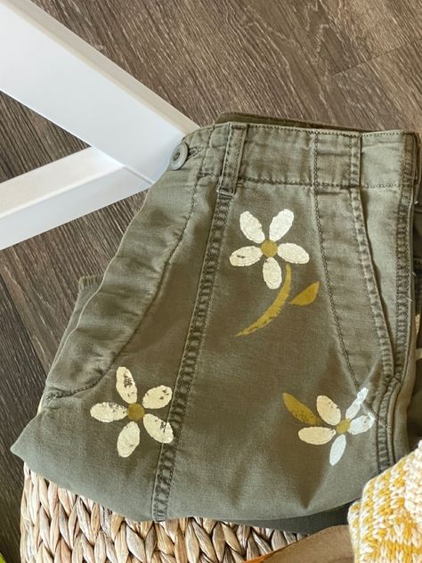 Hand Painted Pants Ideas, Painted Cargo Pants, Hand Painted Pants, Pants Painting, Cloth Painting, Painted Daisy, Painted Shorts, Diy Pants, Olive Jeans