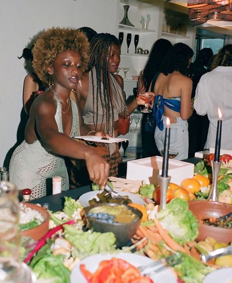 Queer Dinner Party, Good Gathering Food, Friendsgiving Black People, Black People Party Aesthetic, Dinner Party Photo Ideas, Summer Dinner With Friends, Dinner Party Photos, Dinner Party Photography, Dining Out