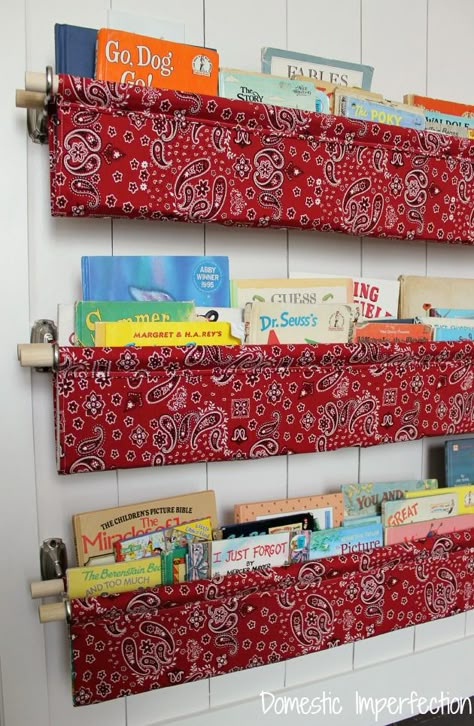 Clever book storage solution - love that you can see the book covers instead of just the spine. Click through for a full tutorial! Easy project! Storing Kids Books, Book Sling, Projek Menjahit, Kraf Diy, Book Organization, Book Storage, Creation Couture, Book Making, Kids' Room