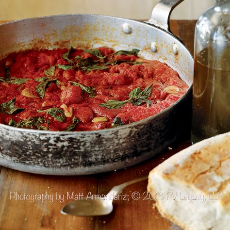 FABIO’S TOMATO SAUCE WITH OIL AND GARLIC | Chef Fabio Viviani Fabio Viviani Recipes, Fabio Viviani, Sauce Bolognaise, Tomato Recipes, Italian Dishes, Pasta Sauce, I Love Food, Sauce Recipes, Food For Thought