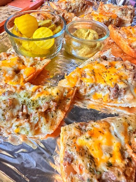 Cheeseburger Boats - The Tipsy Housewife Cheeseburger Boats, The Tipsy Housewife, Tipsy Housewife, Football Food, Fun Dinners, Party Food Appetizers, Game Day Food, Savoury Dishes, Appetizers For Party