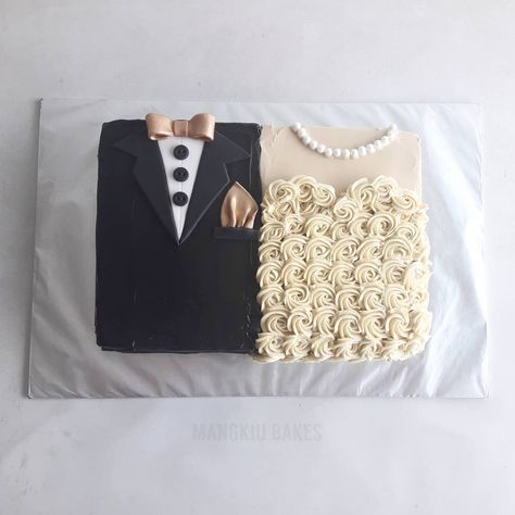 Bride & Groom half and half cake. ♥️ Half Bride Half Groom Cake, Bride And Groom Cake Ideas, Bride And Groom Shower Ideas, Bachelorette Cake For Groom, Groom To Be Cake, Half And Half Cake, Half Cake, Wedding Bakery, Bachelorette Cake