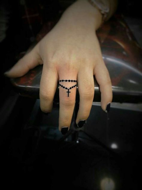 Spectrum Piercing, Bead Tattoo, Tattoo Fingers, Rosary Tattoo On Hand, Cross Finger Tattoos, Rosary Bead Tattoo, Tattoo Calf, Beading Art, Rosary Tattoo