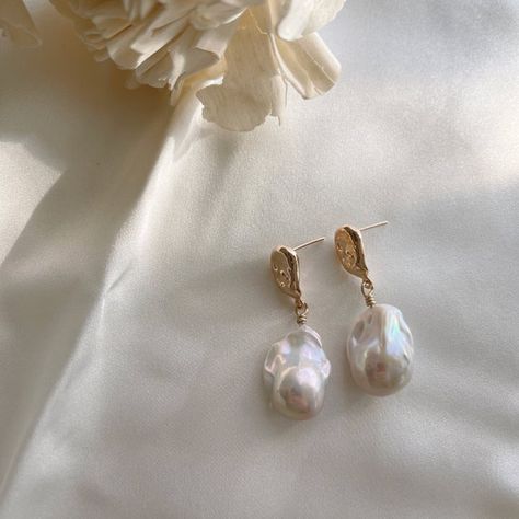 Boojum Tree, Small Pearl Ring, Dainty Pearl Earrings, Jewelry Small Business, Pearl Aesthetic, Baroque Earrings, Bridal Makeup And Hair, Pearl Statement Earrings, Pearl Earrings Gold