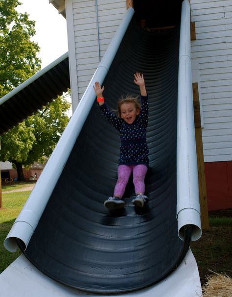 Backyard Slide, Diy Slides, Balkon Decor, Playground Slide, Backyard Swings, Diy Playground, Kids Outdoor Play, Playset Outdoor, Natural Playground