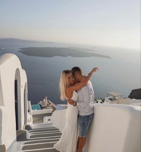 Greece Picture Ideas, Picture Ideas For Couples, Couple Honeymoon, Santorini Honeymoon, Grecia Santorini, Couple Engagement Pictures, Couples Vacation, Summer Romance, Ideas For Couples