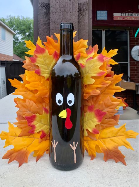 Thanksgiving Turkey Wine Bottle Brown Beer Bottle Crafts, Thanksgiving Bottle Decorations, Turkey Wine Bottle Craft, Wine Bottle Fall Crafts, Thanksgiving Wine Bottle Crafts, Fall Wine Bottle Painting Ideas, Fall Wine Bottle Crafts Diy, Fall Wine Bottle Crafts, Christmas Wine Bottle Crafts Diy