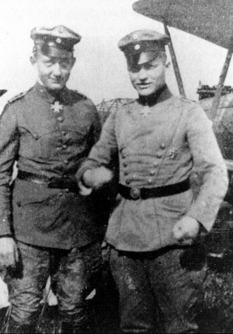 Manfred von Richthofen e Werner Voss Manfred Von Richthofen, Ww1 Airplanes, Ww1 Planes, The Red Baron, Luftwaffe Planes, Ww1 Aircraft, Flying Ace, Red Baron, Navy Aircraft