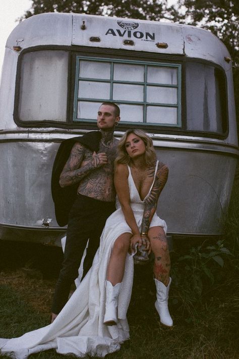 Yallternative Aesthetic Wedding, Tattooed Bride And Groom, Tattooed Cowgirl Aesthetic, Shotgun Wedding Aesthetic, Edgy Couple Aesthetic, Gang Couple, Edgy Engagement Pictures, Trashy Wedding, Tattoo Ideas Couple