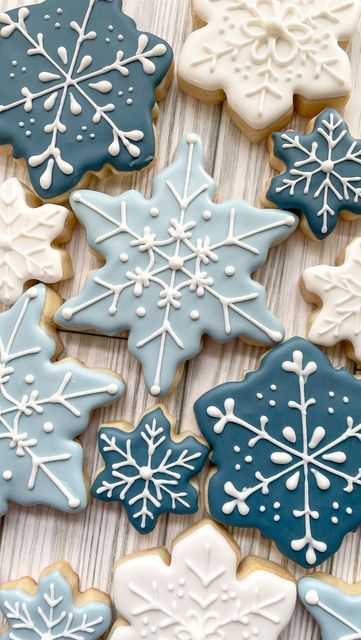 Basic Batch Cookies | Kelsey Ford on Instagram: "Haven’t even put up my Christmas decor yet, but here’s a cute lil wintery set of snowflakes ❄️❄️❄️ Technically we did already have our first snow of the year on Halloween so I’m calling these cookies seasonally appropriate. #royalicing #royalicingcookies #royalicingart #sugarcookies #sugarcookiesfinstagram #sugarcookieart #sugarcookieartist #decoratedcookies #decoratedsugarcookies #edibleart #edibleartwork #instacookies #cookies #cookiedecorating #cookiedecorator #cookiedesign #cookiedesigner #homebaker #homebakery #sugarcookietutorial #cookiedecoratingvideo #cookiedecoratingvideos #cookiedecoratingtutorial" Winter White Cookies, Christmas Cookies Icing Designs, Christmas Cookies Flood Icing, Fancy Cookies Christmas, Snowflake Cutout Cookies, Snow In Love Cookies, Snowflake Cookies Decorated Royal Icing, Snow Day Cookies, Snow Cookies Decorated