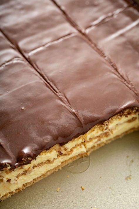 Eclair Cake is one of the easiest no-bake desserts of all-time. Graham crackers layered with a vanilla filling and chocolate frosting is reminiscent of an eclair without any of the effort. Chocolate Eclair Dessert, Eclairs Dessert, No Bake Eclair Cake, Eclair Cake Recipes, Chocolate Eclair Cake, Fall Eats, Baking Projects, Eclair Cake, Homemade Snickers