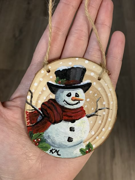 Painted Wood Christmas Decorations, Christmas Ornaments Wood Diy, Filled Ornaments, Xmas Wooden Crafts, Diy Paint Christmas Ornaments, Wooden Christmas Paintings, Painted Snowman Ornaments, Christmas Ornaments To Paint, Christmas Ornaments Hand Painted