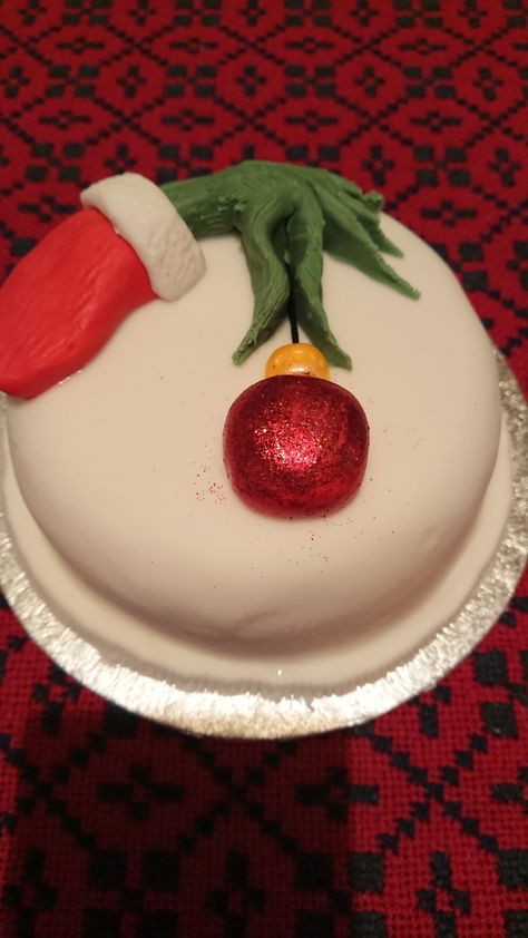 Christmas Cake Competition, Christmas Cake Grinch, Grinch Christmas Cake Ideas, Funny Christmas Cakes, Small Christmas Cakes Ideas, Grinch Smash Cake, Grinch Cake Ideas, Grinch Christmas Cake, Easy Christmas Cakes