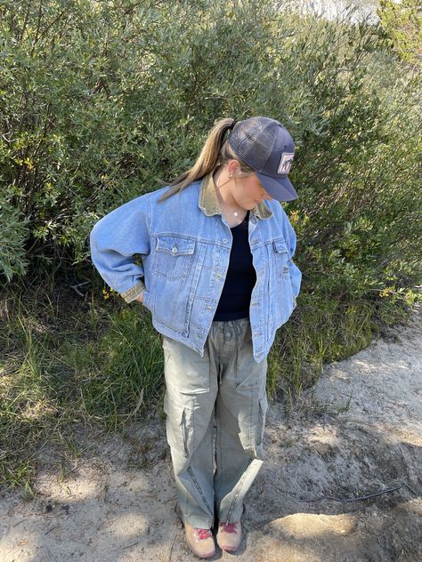 Outfit for fishing in the mountains Womens Fishing Outfit, Fisherman Aesthetic Outfit, Fishing Trip Outfit, Fisherman Outfit, Fishing Outfit, Fall Fishing, Florida Outfits, Mountain Girl, Trip Outfits