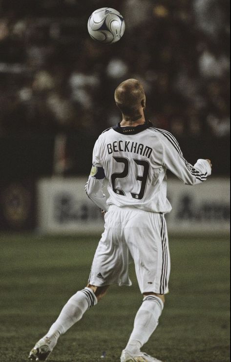 Beckham 🥹❤️‍🔥 David Beckham Wallpaper, David Beckham Football, Beckham Football, Real Madrid Pictures, Football Artwork, Bible Verse Art Print, Cr7 Messi, Manchester United Wallpaper, Football Players Images