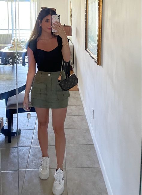 Green Skirt And Black Top Outfit, Green And Black Skirt Outfits, Outfits With A Green Skirt, Fits With Cargo Skirt, Skirt Outfits Cargo, Cargo Skirt Green Outfit, Mini Skirt Top Outfit, Green Skirt Black Top, Outfit Ideas With Green Skirt