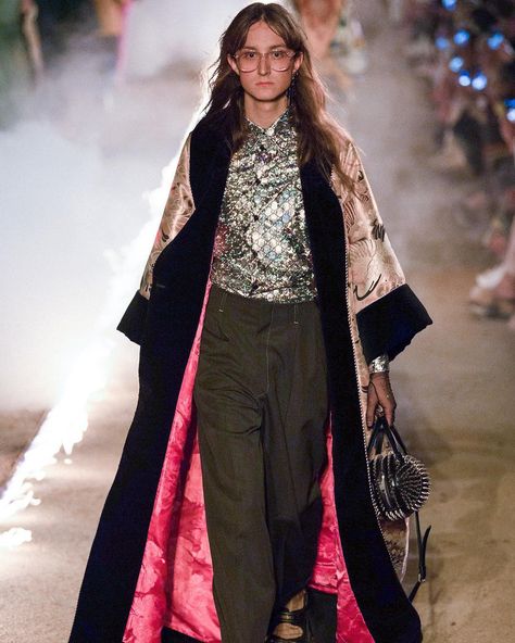 Harris Reed, Androgynous Models, Casual Attire For Women, Make Fashion, Kimono Outfit, Mode Kimono, Style 2023, Fashion Runway, Velvet Fashion