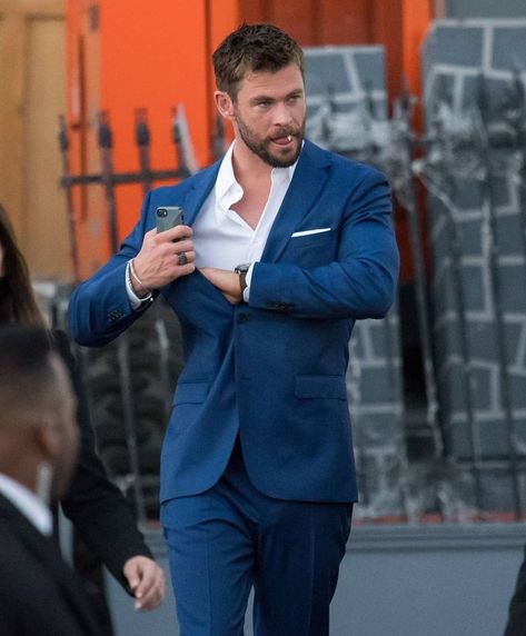 Hemsworth Brothers, Chris Hemsworth Thor, Australian Actors, Marvel Thor, Liam Hemsworth, Fashion Suits For Men, Mens Fashion Suits, Hollywood Celebrities, Gentleman Style