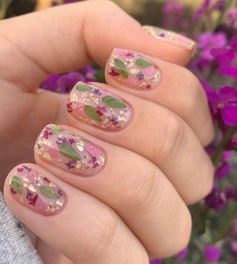 Nails by isabelmaynails on Instagram May Nails Ideas, Flower Toe Nails, Beautiful Nail Art Designs, Encapsulated Nails, Simple Spring Nails, May Nails, Floral Nail Designs, Cute Spring Nails, Short Square Nails