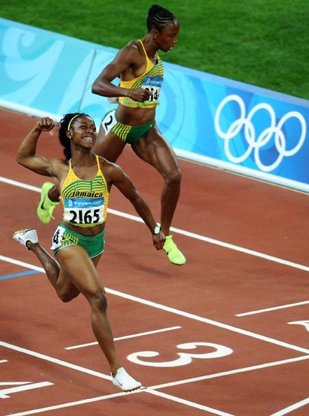 Shelly-Ann Fraser(L) of Jamaica celebrates after winning the women's 100m final - Beijing Olympics 2008 Shelly Ann Fraser, Olympic Runners, Track Runners, Athletics Track, Tech Magazine, Iv Infusion, Track And Field Athlete, Sports Aesthetic, Women Running