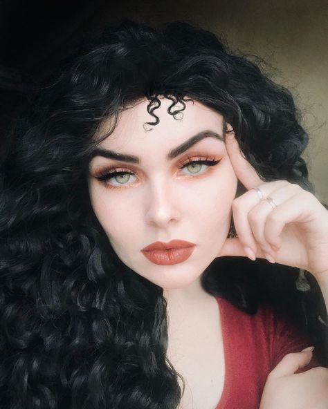 Rapunzel And Mother Gothel Costume, Mother Gothel Makeup, Gothel Makeup, Mother Gothel Aesthetic, Mother Gothel Cosplay, Mother Gothel Costume, Rapunzel Makeup, Mothers Makeup, Retro Makeup Looks