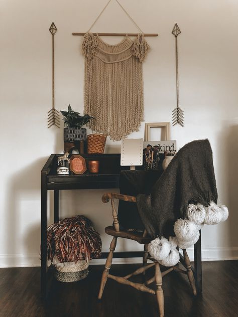 Boho western makeup table vanity macrame Edgy Boho Decor, Boho Makeup Vanity, Bedroom Vanity Ideas Makeup Desk, Boho Western Bedroom, Boho Vanity, Western Makeup, Bohemian Makeup, Western House, Boho Makeup