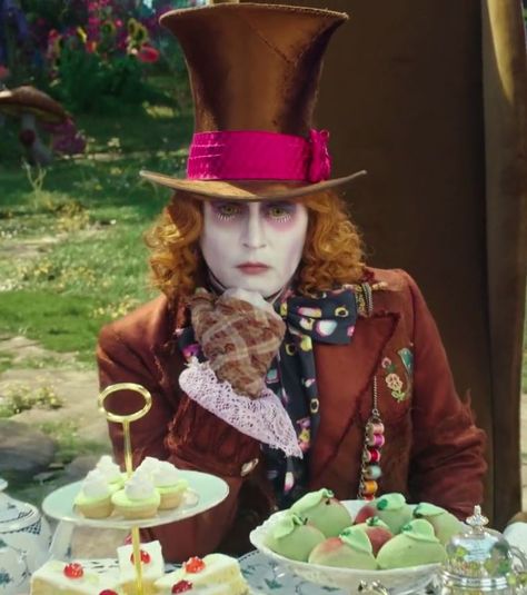 Alice through the Looking Glass: The Mad Hatter (young) Alice Through The Looking Glass Mad Hatter, Mad Hatter Disney, Tarrant Hightopp, Alice Movie, Johnny Depp Mad Hatter, Family Costumes Diy, Johnny Depp Characters, Alice In Wonderland Drawings, Johnny Depp Movies