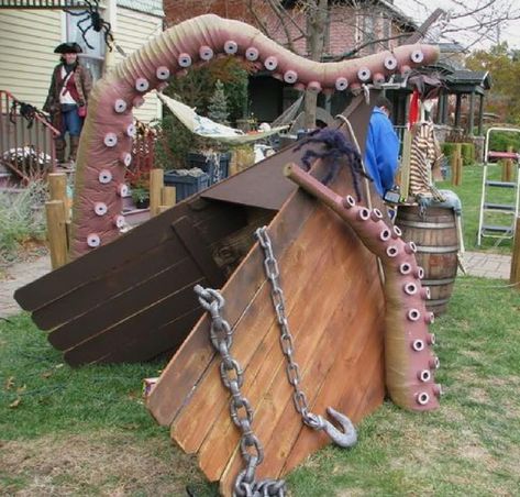 Halloween Pirate ship build Kraken Ship, Kraken Tentacles, Pirate Halloween Decorations, Pirate Halloween Party, Halloween Outside, Pirate Decor, Casa Halloween, Pirate Theme Party, Pirate Halloween