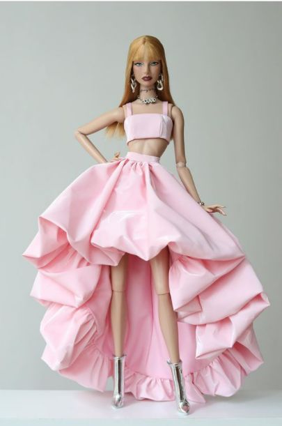 Pink Academia, Barbie Bridal, Barbie Sewing Patterns, Barbie Dresses, Barbie Fashionista Dolls, Barbie Dress Fashion, Barbie Gowns, Theme Dress, Girl Dress Patterns