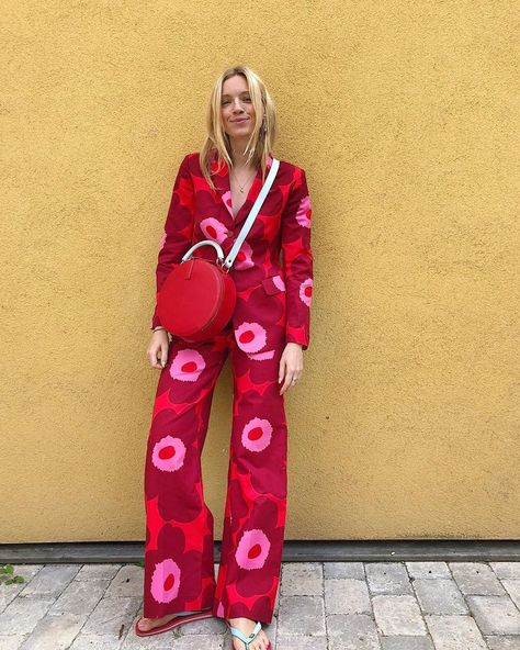 Pernille Rosenkilde on Instagram: “Sponsored - This bag might be perfect for getting pizza 🍕🍕🍕🍕 ! Functionality first right 😂? #marimekko @marimekko” Floral Fashion Aesthetic, Pernille Rosenkilde, Pink And Red Outfit, Look Rose, Monochrome Fashion, Quirky Fashion, Pink Jumpsuit, Colorful Bags, Floral Jumpsuit